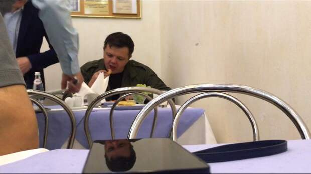 Сеть насмешили снимки Семенченко, уплетающего креветки в Верховной Раде