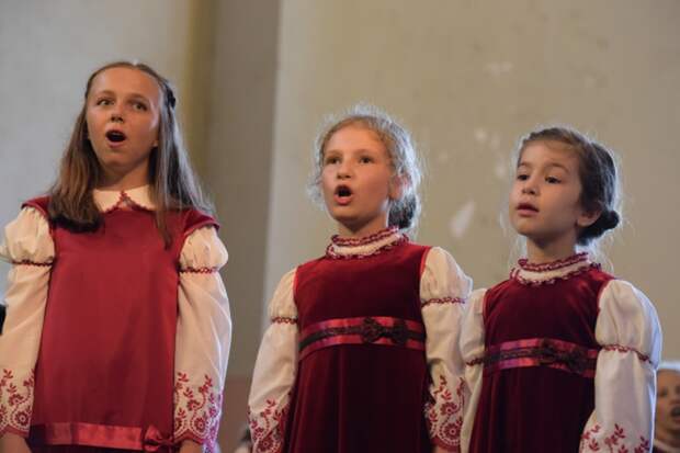 Российских школьников заставят регулярно ходить на уроки хорового пения