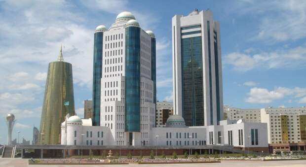 Казахского депутата лишили полномочий из-за скандального видео