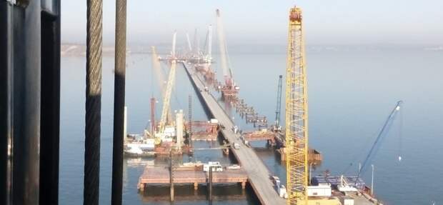 На Керченском мосту установили половину свай