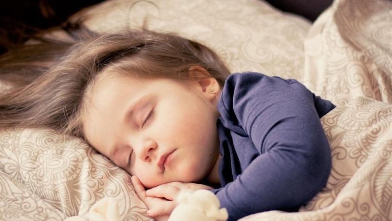 Ученые объяснили, почему дневной сон полезен для детей и вреден для взрослых