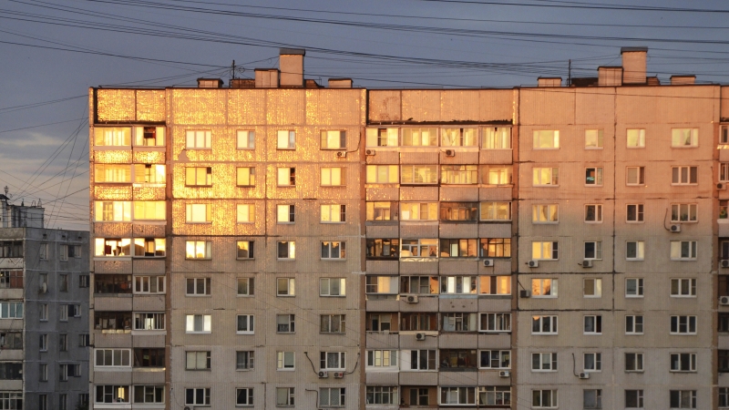 Петербуржец сломал пятки, выпав из окна квартиры