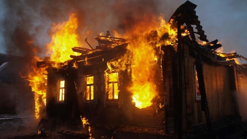 Женщина и двое детей сгорели заживо в дачном домике в ХМАО