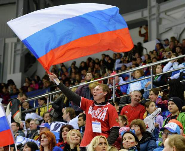 Вопреки стараниям МОК: корейские болельщики на трибуне подняли флаг России