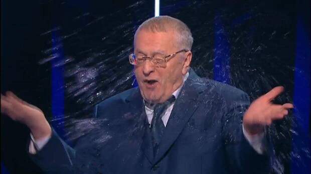 Стычка на дебатах: Собчак облила водой Жириновского за оскорбления матом
