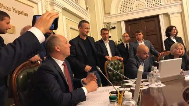 Киевский политолог Алексей Якубин: &quot;Верховную раду надо срочно менять&quot;
