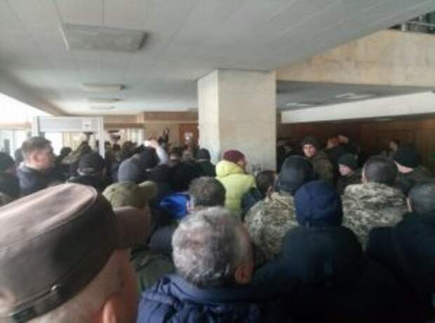 Началось? АТОшники штурмуют Запорожскую ОГА:  кровавые столкновения с полицией, военные прорвались в здание