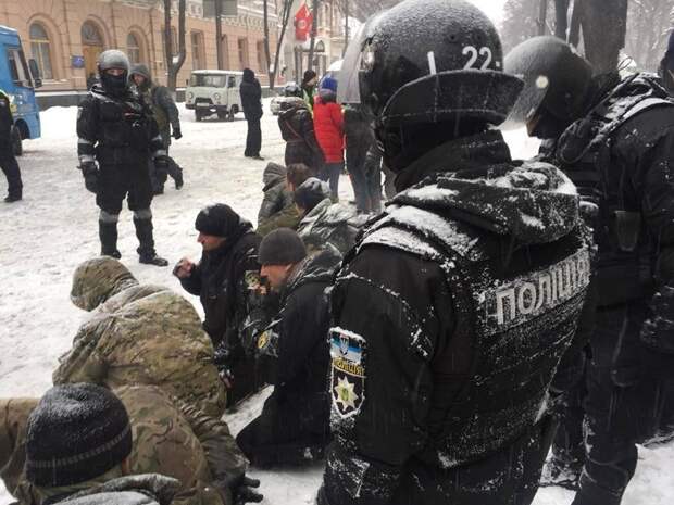 Массовое столкновение под Радой в Киеве: спецназ атаковал палаточный лагерь