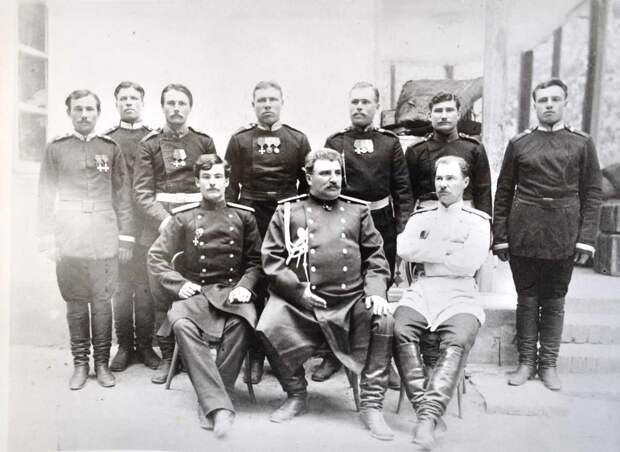Экспедиционная группа НМ. Пржевальского. Снимок сделан в 1888 г. в г. Самарканде за месяц до смерти путешественника