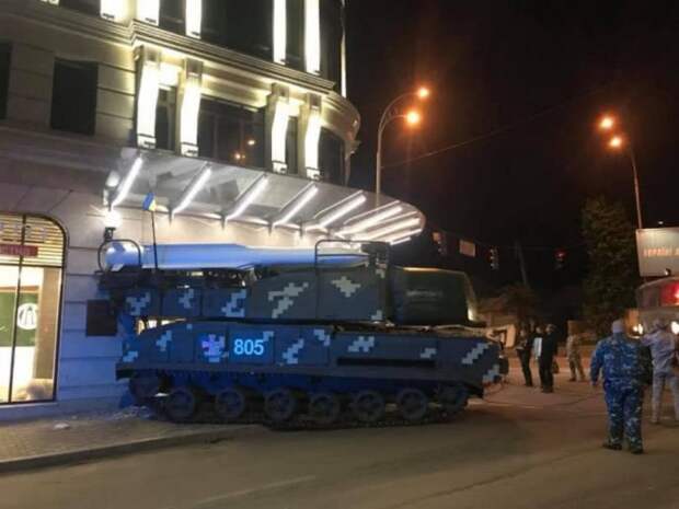ЗРК «Бук» въехал в здание в Киеве