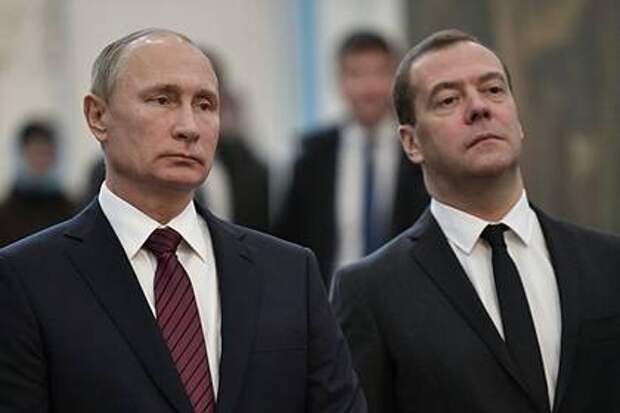 Рейтинг Путина продолжает расти, Медведева - падать