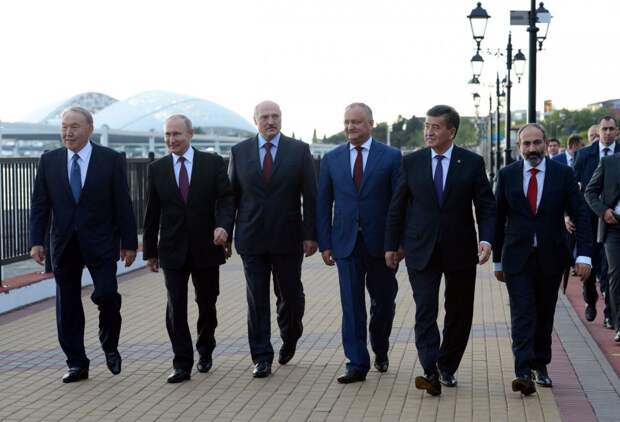 Атамбаев промахнулся: итоги первого года президентства Сооронбая Жээнбекова