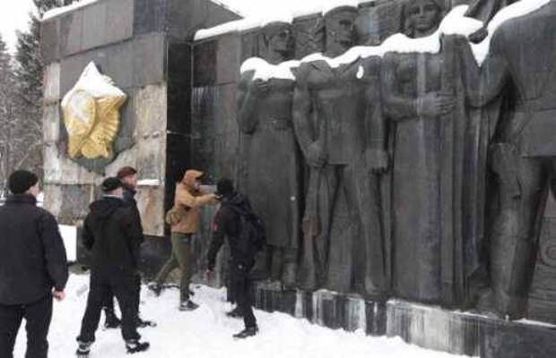 Пан или вандал? Львовские националисты разрушают Монумент Славы
