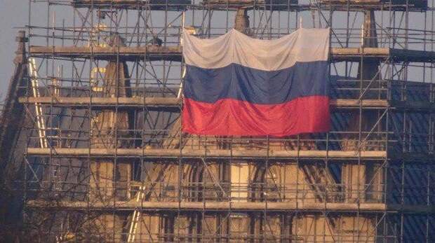 Призрак триколора в Солсбери: огромный флаг России на соборе напомнил британцам о «новичке».