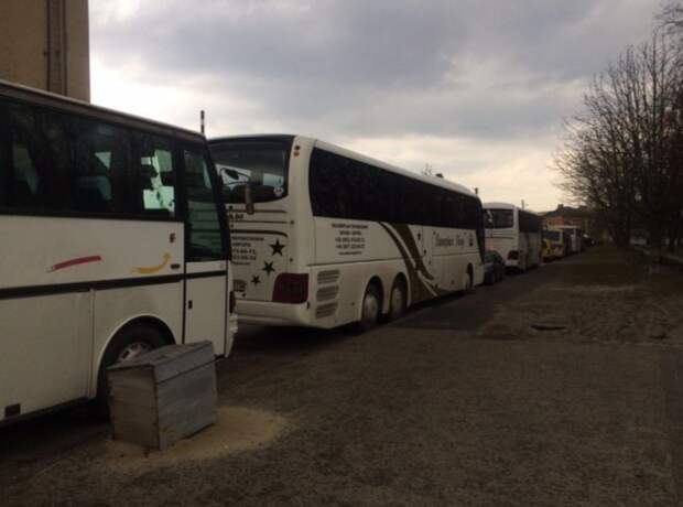 Множество автобусов привезли в Ковель проплаченную массовку