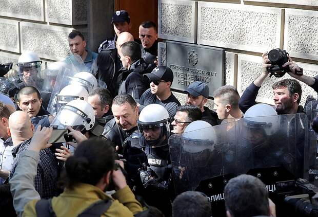 Как новые протесты в Сербии разжигают лидеры первой «цветной революции»