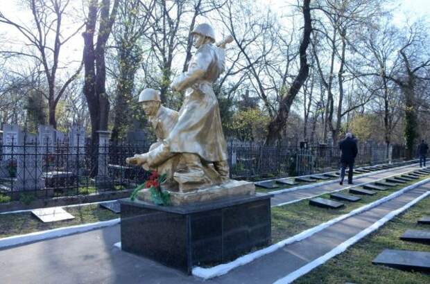 Ухоженные памятники Одессы