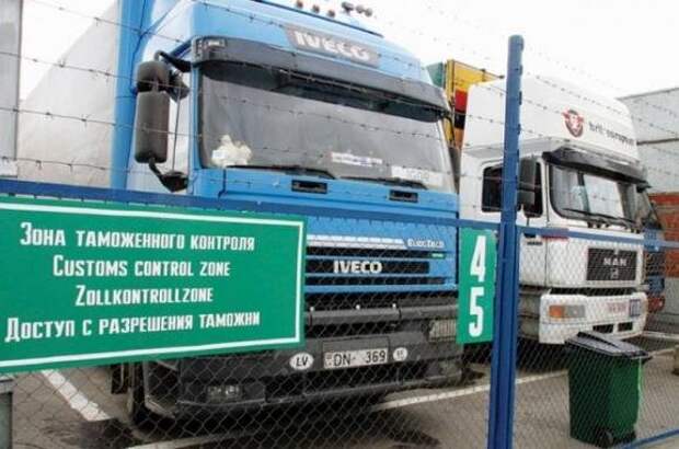 Российские санкции заработали: украинские машины остановили на границе
