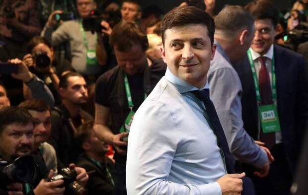 Первый день после победы: Зеленский анонсировал громкие отставки и новые законы