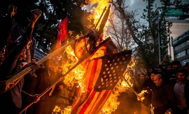 Протесты перед бывшим посольством США в Тегеране после решения США выйти из СВПД  8 мая 2018 года (Хоссейн Мерсади, «Викимедиа»).