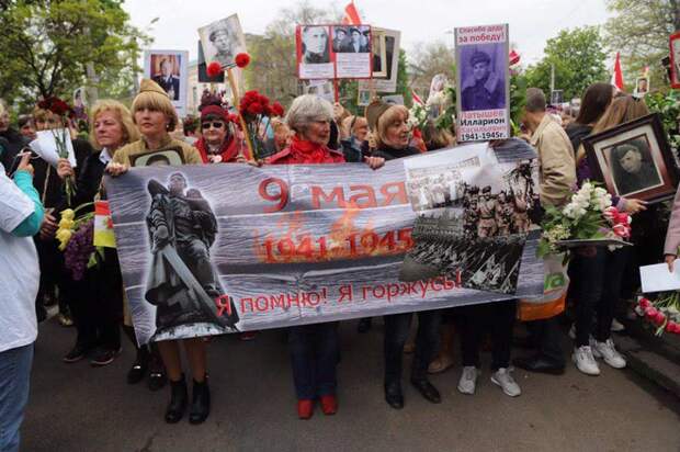 «Бессмертный полк» в Одессе против националистов с портретами фашистов