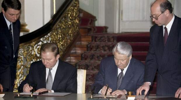 Леонид Кучма и Борис Ельцин подписывают Большой договор