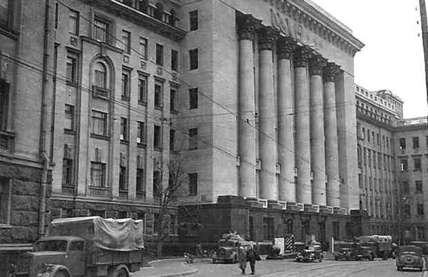 Здание Администрации Президента Украины на Банковой в во время гитлеровской оккупации. Захватчиков, как видим, советская символика особо не смущала.