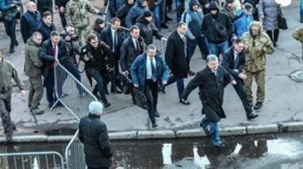 Ещё не убежал, но поводов всё больше: почему на Порошенко так сильно давят?