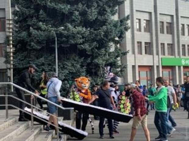 Депутатам-драчунам из Одессы принесли гроб под двери ОГА