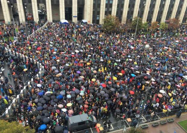 На митинге в Москве задержана гражданка США, которая проводила инструктаж