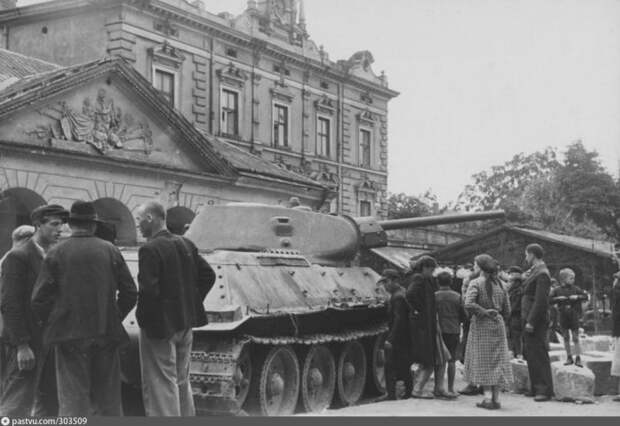 Львовяне рассматривают советский танк