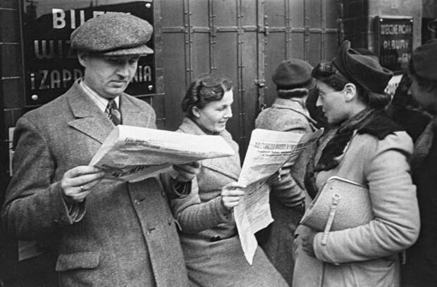 Львовяне читают советские газеты. Фото: исторический архив Львова