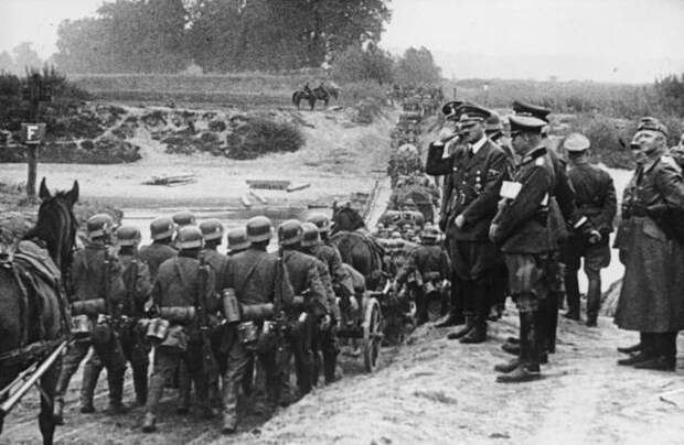 Scherl Bilderdienst: Aus dem Film &quot;Feldzug in Polen&quot;.  UBz: eine der packendsten Szenen; deutsche Soldaten, die während ihres Vormarsches am Führer vorüberziehen. 4.2.1940 [Herausgabedatum]