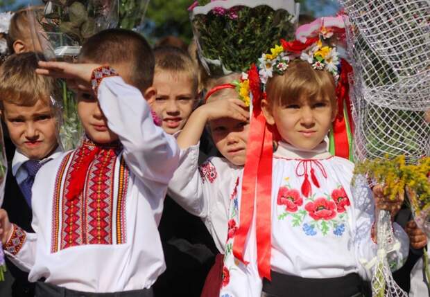 За годы «революции» День знаний на Украине превратился в издевательство