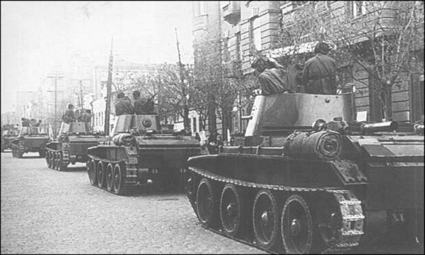 Танки БТ-7 советской 24-й легкотаноковой бригады входят в город Львов 18.09.1939 года