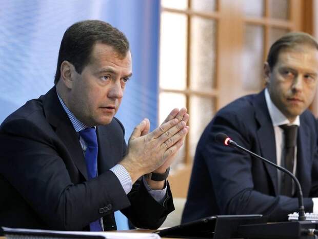 Очередная атака на Медведева: кто стоит за слухами об отставке Мантурова
