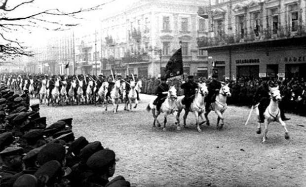 Советская кавалерия во Львове после капитуляции города. Парад на Гетманских Валах возле Гранд-Отеля