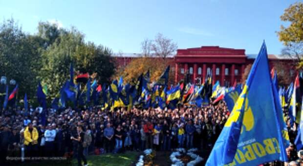 Националисты перекрыли улицы Киева, требуя продолжать войну в Донбассе