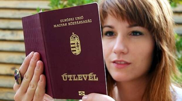 Почему Венгрия передумала и начала массово забирать паспорта у украинцев?