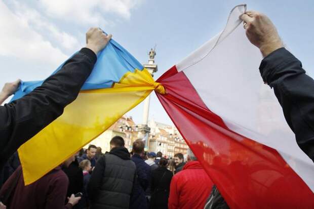 Поляки заставили украинца съесть бандеровский флаг
