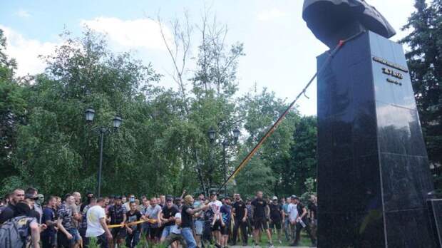 В Харькове националисты снова сносят памятник Жукову