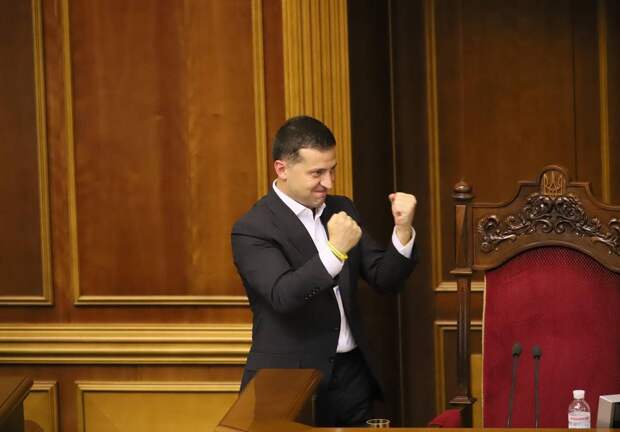 Зеленский подписал закон о снятии депутатской неприкосновенности