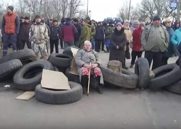 Украинцы закидали камнями эвакуированных из Китая соотечественников