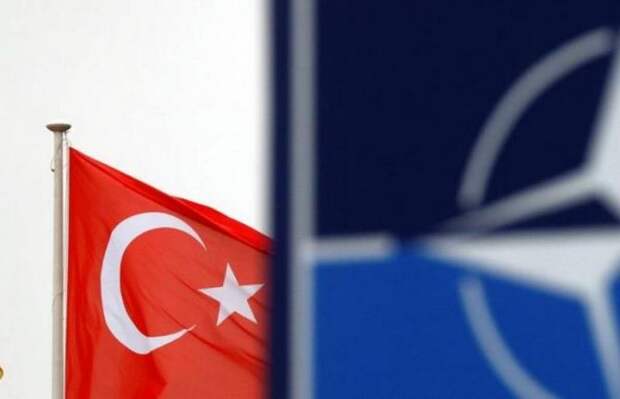 «Один на один с Москвой»: Турция осталась без поддержки НАТО в Сирии