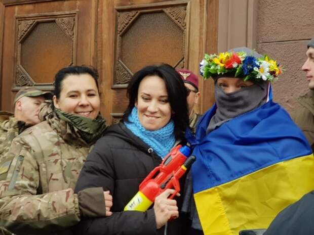 Украина шокирована: президент Зеленский пришел на допрос угрожавшей ему националистки