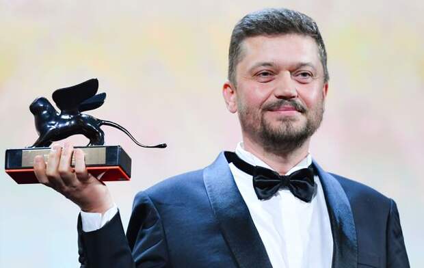 Ukrainian director Valentyn Vasyanovych holds the Orizzonti award for Best Film he received for the film &quot;Atlantis&quot; during the awards ceremony of the 76th Venice Film Festival on September 7, 2019 at Venice Lido.  / AFP / Alberto PIZZOLI