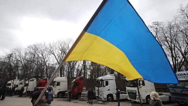 &quot;Пробегающего Путина не видели?!&quot;: В Одессе ветром снесло флаг Украины. Институт нацпамяти требует найти &quot;агентов Кремля&quot;