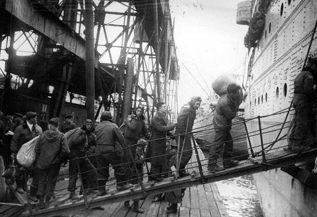 Солдаты союзников, освобождённые из плена, перед отправкой на родину в Одесском порту. Автор Чертов Г.