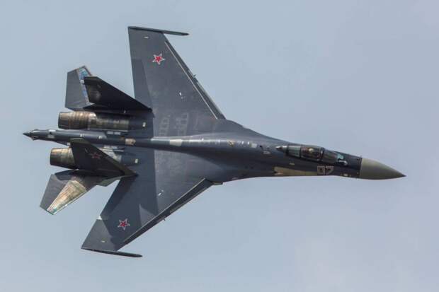 Британцы в Сети бурно отреагировали на перехват американского самолета российским Су-35