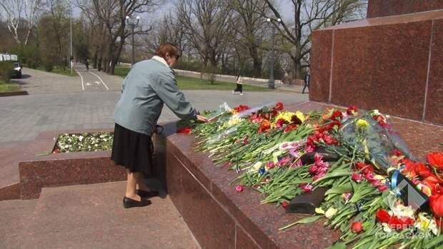 Одесситы возлагают цветы к памятнику Неизвестному матросу